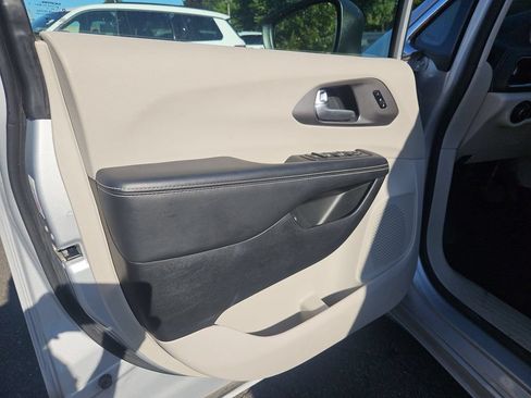 Certified 2023 Chrysler Pacifica Touring-L FWD image 11