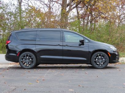 New 2026 Chrysler Pacifica Limited w/ Uconnect Theater Family Group