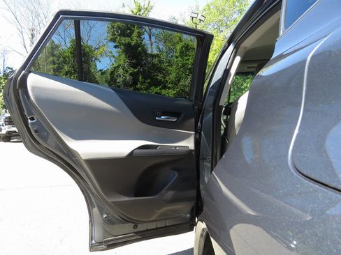 Used 2022 Toyota Venza LE image 20