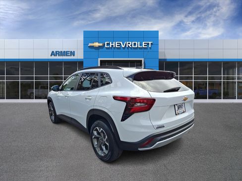 Used 2024 Chevrolet Trax LT w/ Sunroof Package FWD image 5