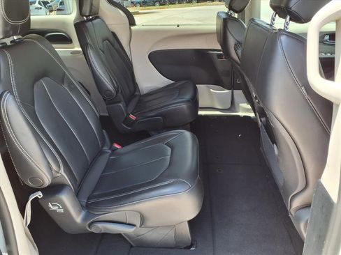Used 2023 Chrysler Pacifica Touring-L FWD image 11