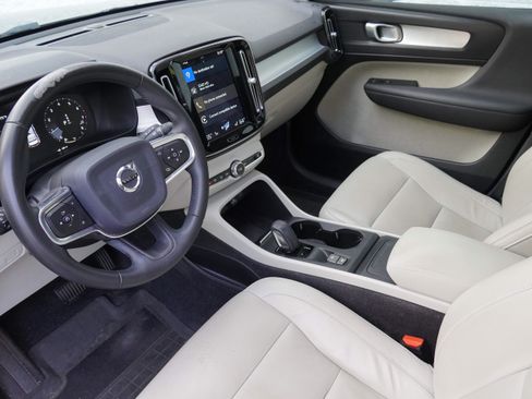 Used 2020 Volvo XC40 T5 Momentum w/ Protection Package Premier AWD/4WD image 9
