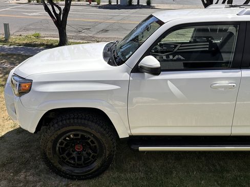 Used 2018 Toyota 4Runner SR5 AWD/4WD image 9