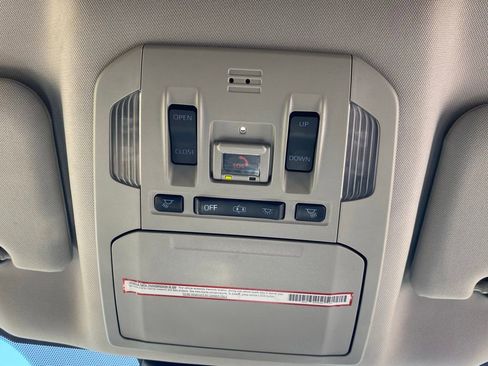 Used 2021 Toyota Highlander XLE FWD image 25