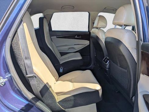 Used 2018 Kia Sorento FWD V6 image 25