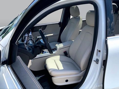 Used 2024 Mercedes-Benz GLB 250 4MATIC image 8