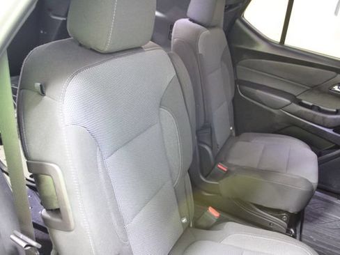 Used 2023 Chevrolet Traverse LT FWD image 9