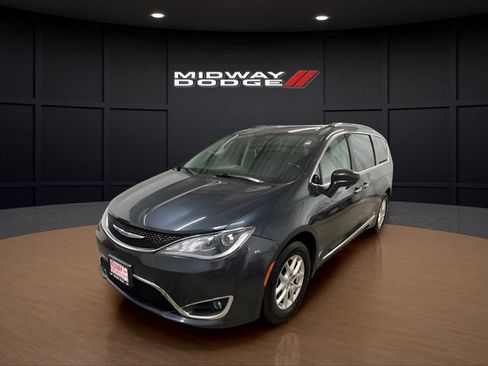 Used 2020 Chrysler Pacifica Touring-L image 2