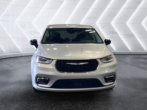 Used 2024 Chrysler Pacifica Touring-L FWD image 9