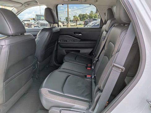 Used 2025 Nissan Pathfinder SL FWD image 16