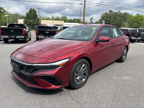 Used 2024 Hyundai Elantra SEL image 3