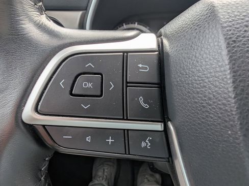 Used 2022 Toyota Highlander XLE AWD/4WD image 29