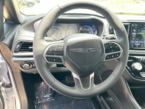 Used 2026 Chrysler Pacifica Limited AWD/4WD image 14