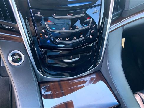 Used 2020 Cadillac Escalade Premium Luxury RWD image 35