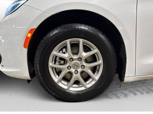 Used 2024 Chrysler Pacifica Touring-L FWD image 49