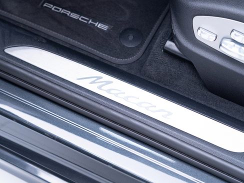 Certified 2025 Porsche Macan AWD/4WD image 14
