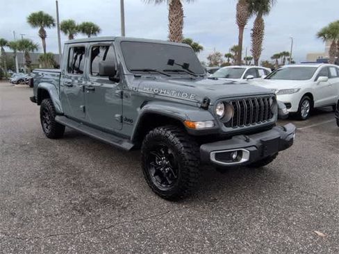 Used 2025 Jeep Gladiator Sport image 2