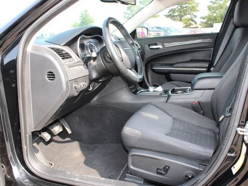 Used 2019 Chrysler 300 Touring RWD image 6