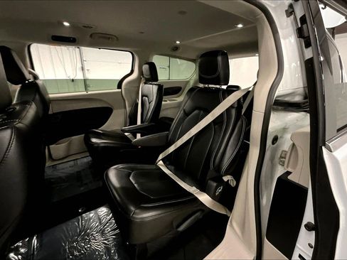 Used 2024 Chrysler Pacifica Touring-L FWD image 23