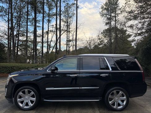 Used 2017 Cadillac Escalade Premium Luxury image 4