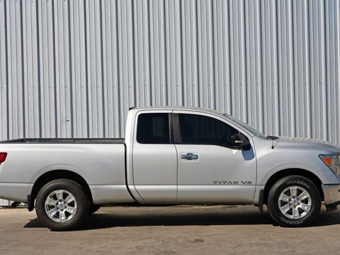 Used 2018 Nissan Titan SV w/ SV Convenience Package image 39