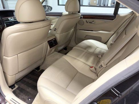 Used 2013 Lexus LS 460 w/ Ultra Luxury Pkg RWD image 21