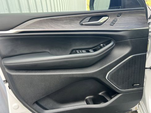 Used 2024 Jeep Grand Cherokee Overland w/ Adv Protech Group III image 9