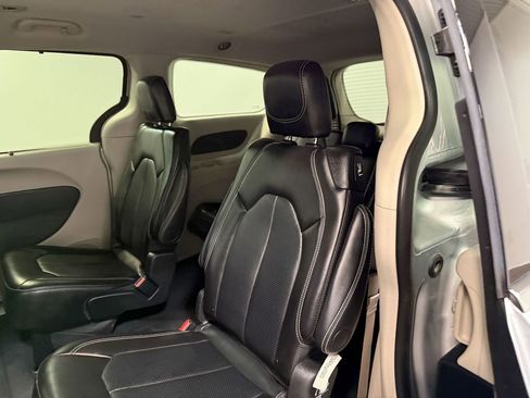Used 2024 Chrysler Pacifica Touring-L image 49