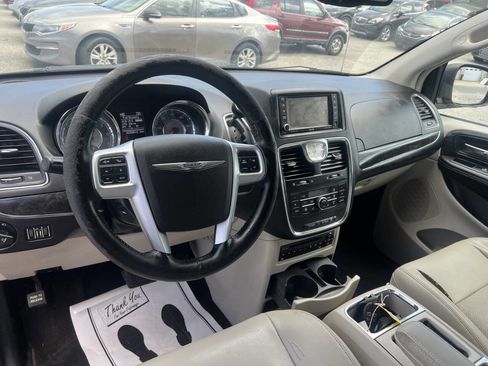 Used 2013 Chrysler Town & Country Touring-L w/ Entertainment Group #2 FWD image 16