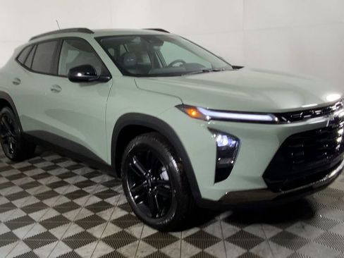 New 2026 Chevrolet Trax ACTIV w/ Sunroof Package image 3