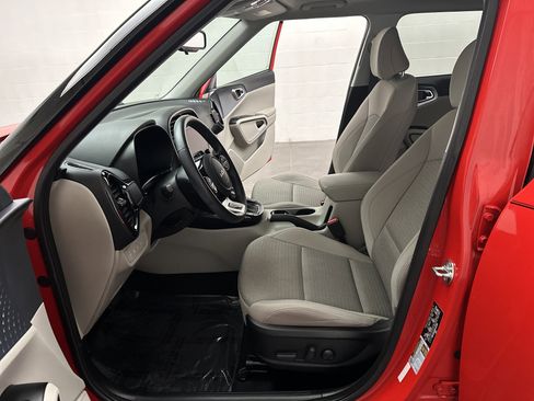 Used 2024 Kia Soul EX image 17