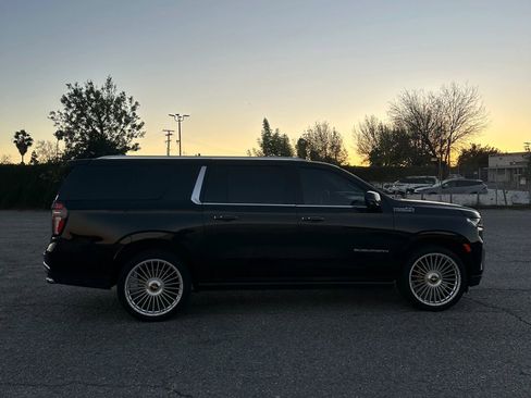 Used 2021 Chevrolet Suburban High Country w/ Premium Package image 11