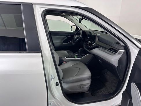 Used 2023 Toyota Highlander XLE AWD/4WD image 10