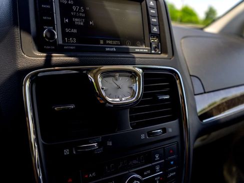 Used 2015 Chrysler Town & Country Touring FWD image 18