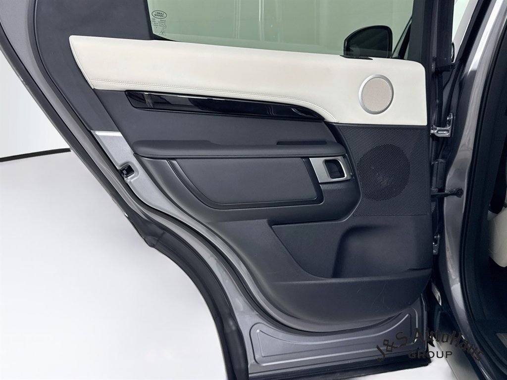 Used 2025 Land Rover Discovery S AWD/4WD image 33