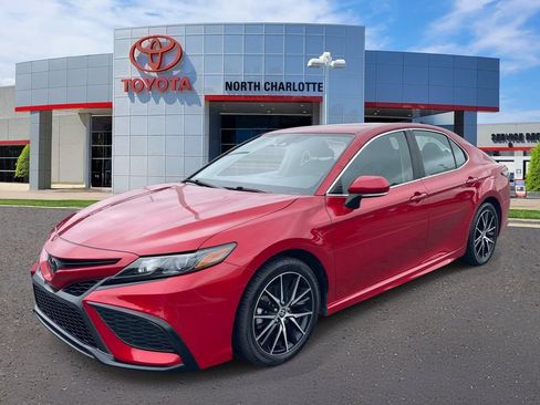 Used 2023 Toyota Camry SE w/ Convenience Package FWD image 5