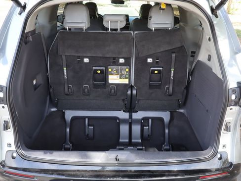 Used 2022 Toyota Sienna Limited image 14