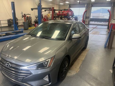 Used 2019 Hyundai Elantra SE FWD image 2