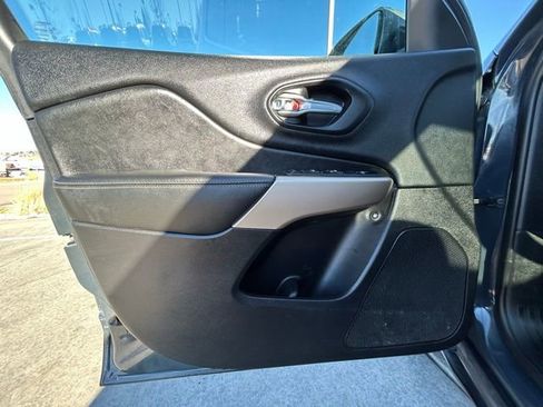 Used 2018 Jeep Cherokee Limited w/ Technology Group image 21