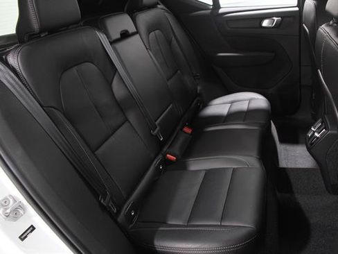 Used 2022 Volvo XC40 T5 Momentum w/ Premium Package AWD/4WD image 17