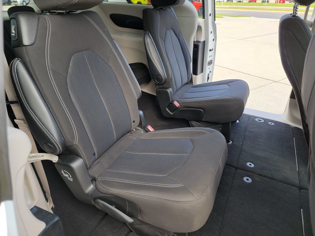 Used 2022 Chrysler Voyager LX FWD image 16