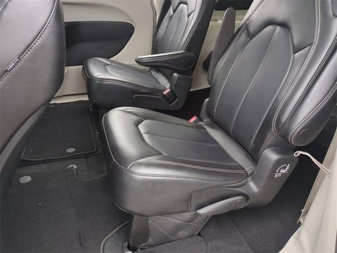 Used 2024 Chrysler Pacifica Touring-L image 24