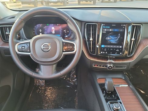 Used 2023 Volvo XC60 B5 Plus image 4