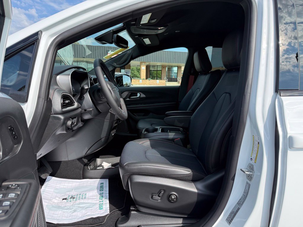 New 2027 Chrysler Pacifica Select FWD image 26