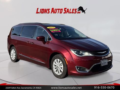 Used 2017 Chrysler Pacifica Touring-L FWD image 3