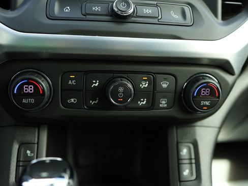 Used 2018 GMC Acadia SLE image 16