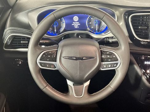 Certified 2025 Chrysler Pacifica Select AWD/4WD image 14