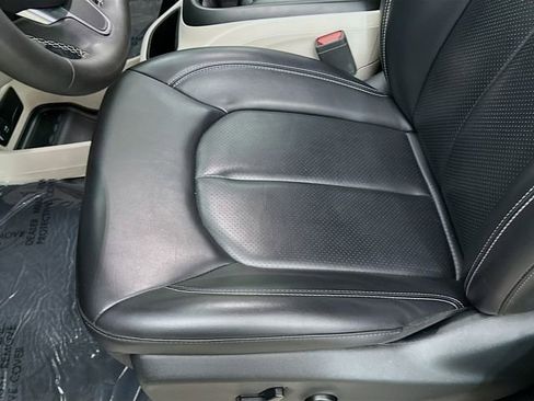 Used 2023 Chrysler Pacifica Touring-L image 18