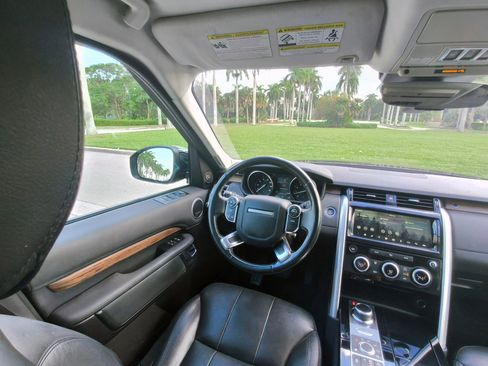 Used 2017 Land Rover Discovery HSE image 19