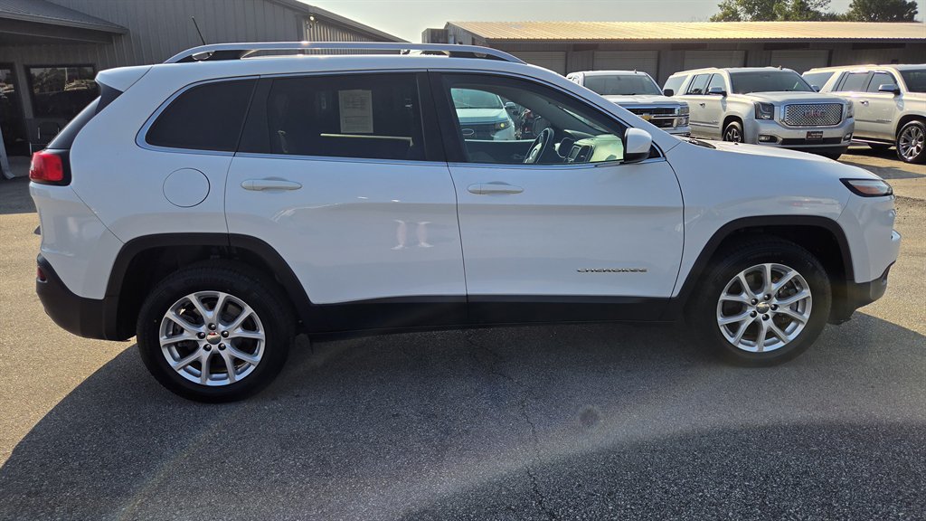Used 2018 Jeep Cherokee Latitude FWD image 3